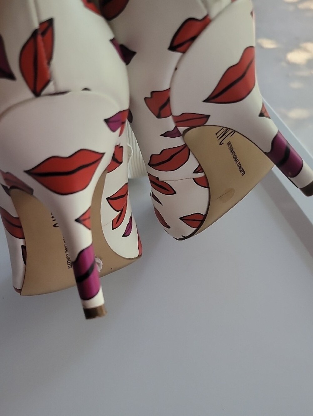INC International Concepts White with Red Lip Print Heel Shoes 8.5 - Picture 14 of 14